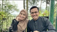 Romantis! Politisi itu juga sempat membagikan momen saat nongkrong di sebuah kafe sambil menikmati hidangan kue tiramisu cantik. Menurut keterangan unggahannya, momen ini diambil usai pasangan itu melakukan kajian. Foto: Instagram @sahrulgunawanofficial