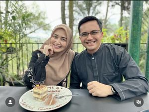 Potret Mesra Sahrul Gunawan Saat Kulineran Bareng Istri