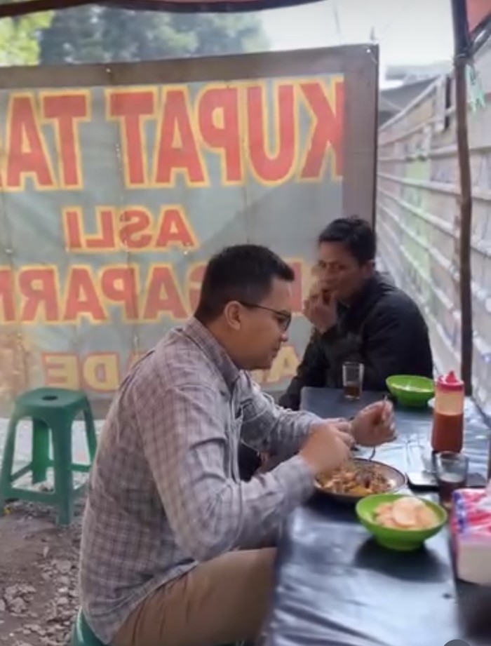 Potret Mesra Sahrul Gunawan Saat Kulineran Bareng Istri
