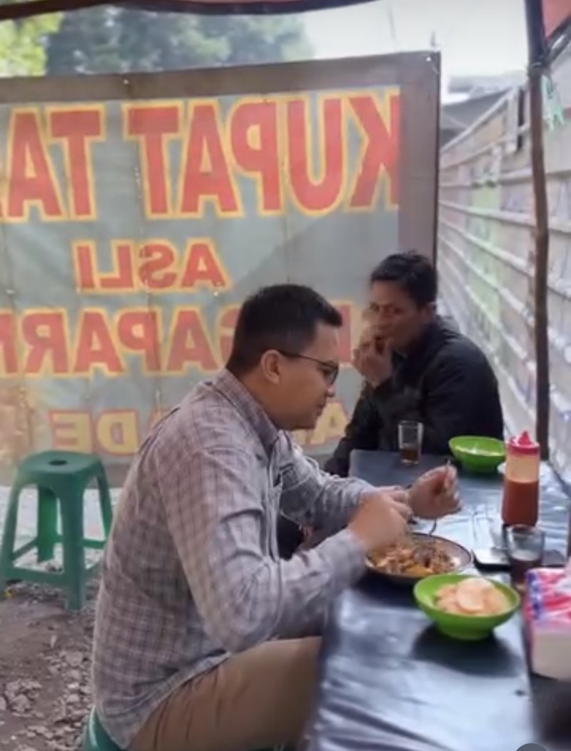 Potret Mesra Sahrul Gunawan Saat Kulineran Bareng Istri Potret Mesra Sahrul Gunawan Saat Kulineran Bareng Istri