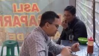 Wakil Bupati Bandung ke-5 ini juga sempat sarapan kupat tahu di Kupat Tahu Mang Ade yang berlokasi di daerah Dayeuhkolot. Ia pun merekomendasikan kupat tahu ini untuk dicoba oleh pengikutnya (followers). Foto: Instagram @sahrulgunawanofficial
