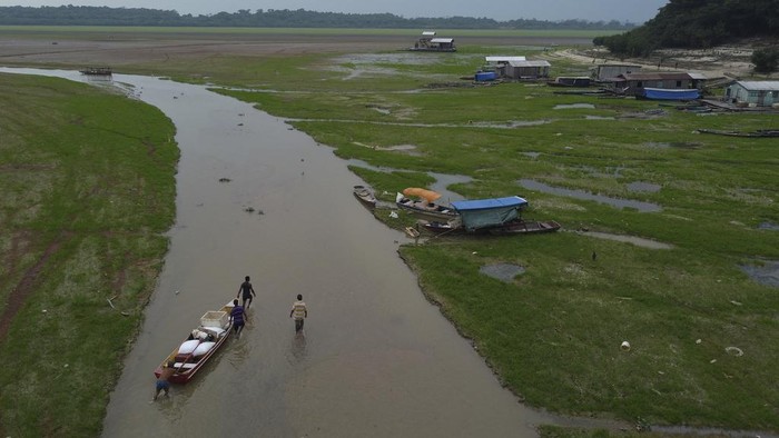 Potret Nelayan Brasil di Tengah Kekeringan Parah Kekeringan parah melanda wilayah hutan hujan Amazon, Brasil. Bencana ini mengubah kehidupan penduduk secara drastis. Salah satunya nelayan.