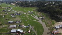 Tampak sejumlah perahu tergeletak di sebelah Danau Aleixo yang kering selama musim kemarau di Manaus.