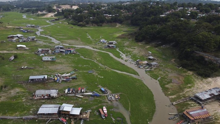 Kekeringan parah melanda wilayah hutan hujan Amazon, Brasil. Bencana ini mengubah kehidupan penduduk secara drastis. Salah satunya nelayan.