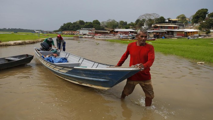 Potret Nelayan Brasil di Tengah Kekeringan Parah Kekeringan parah melanda wilayah hutan hujan Amazon, Brasil. Bencana ini mengubah kehidupan penduduk secara drastis. Salah satunya nelayan.
