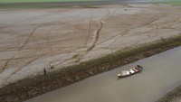 Kekeringan parah di wilayah hutan hujan Amazon Brasil mengubah kehidupan penduduk secara drastis karena mobilitas terhambat oleh tingkat terendah yang pernah tercatat di hulu Sungai Amazon.  