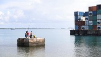 Separuh dari total 11.200 penduduknya tinggal di Funafuti yang menjadi ibu kota negara ini. Funafuti sekaligus menjadi nama pulau. Terbentang di sekitar laguna, pulau terbesar ini hanya memiliki lebar 650 meter.   