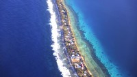 Pemandangan udara Funafuti, pulau terpadat di Tuvalu, Jumat (6/9/2024).  