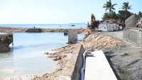 Ketika air pasang sangat tinggi, maka sekitar 40 persen pulau utama di Tuvalu ini terendam air laut.  