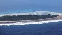 Tuvalu, yang merdeka dari Inggris pada 1978, adalah anggota Aliansi Negara-negara Pulau Kecil yang total menghimpun 42 negara yang paling rentan dari banjir akibat naiknya air laut.  