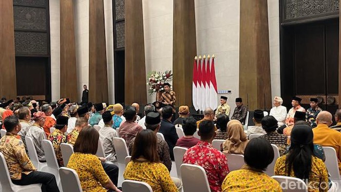 Presiden Joko Widodo (Jokowi) menerima kunjungan Asosiasi Forum Kerukunan Umat Beragama Indonesia (AFKUBI) di Istana Negara, Ibu Kota Nusantara (IKN) (Eva/detikcom)