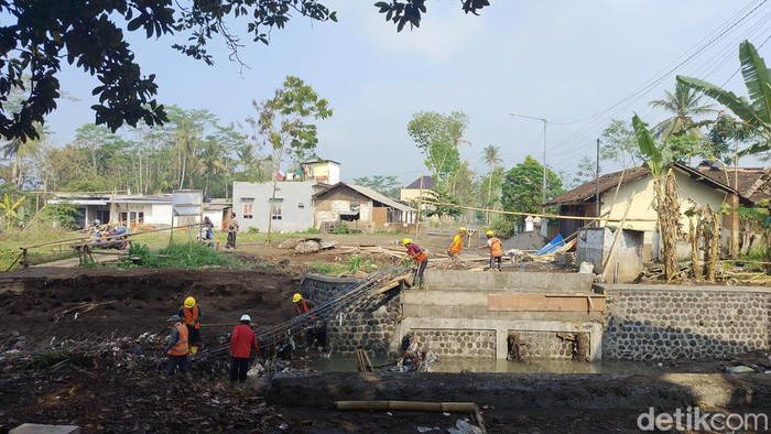Proyek jembatan di Malang hanyut terseret banjir