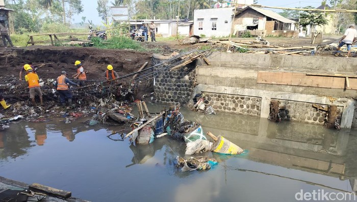 Proyek jembatan di Malang hanyut terseret banjir