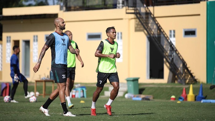 Abduh Lestaluhu dan Danilo Alves dalam sesi latihan PSS Sleman. Foto diunggah Rabu (25/9/2024).