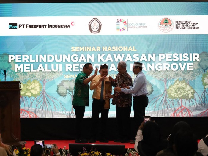 PT Freeport Indonesia (PTFI) berpartisipasi dalam Seminar Nasional bertajuk Perlindungan Kawasan Pesisir Melalui Restorasi Mangrove yang digelar oleh Universitas Diponegoro (UNDIP).