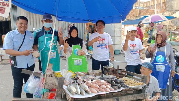 relawan Sedulur Khofifah blusukan ke pasar pacuan kuda surabaya