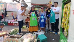 Relawan Sedulur Khofifah Blusukan ke Pasar Tradisional Surabaya