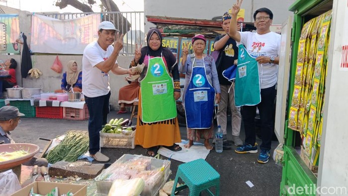 relawan Sedulur Khofifah blusukan ke pasar pacuan kuda surabaya