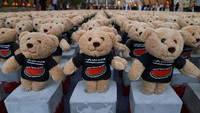 Boneka mungil itu terlihat memakai kaos hitam dengan lambang semangka dan bertuliskan i am not just a number.  