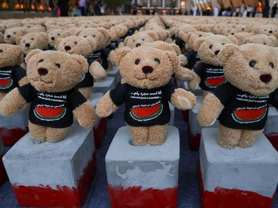 Ribuan Teddy Bear Berbaris di Qatar, Lambangkan Korban Anak di Gaza