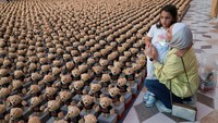 Seorang ibu dan anak melihat boneka beruang yang berbaris di Doha, Qatar, Jumat (20/9/2024).  