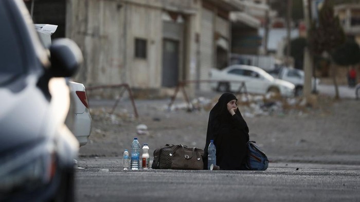 Lebanese fleeing the Israeli bombardment, arrive in a taxi at the Syrian-Lebanese border crossing in Jdaidet Yabous, Syria, Tuesday, Sept. 24, 2024. (AP Photo/Omar Sanadiki)
