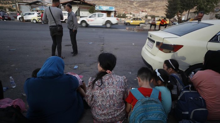 Lebanese fleeing the Israeli bombardment, arrive in a taxi at the Syrian-Lebanese border crossing in Jdaidet Yabous, Syria, Tuesday, Sept. 24, 2024. (AP Photo/Omar Sanadiki)