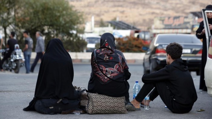 Lebanese fleeing the Israeli bombardment, arrive in a taxi at the Syrian-Lebanese border crossing in Jdaidet Yabous, Syria, Tuesday, Sept. 24, 2024. (AP Photo/Omar Sanadiki)