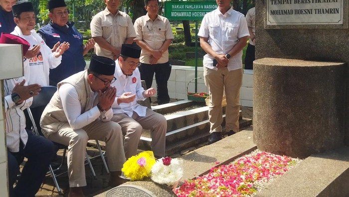 Ridwan Kamil - Suswono ziarah ke Makam Tokoh Bangsa di TPU Karet Bivak, Jakarta.