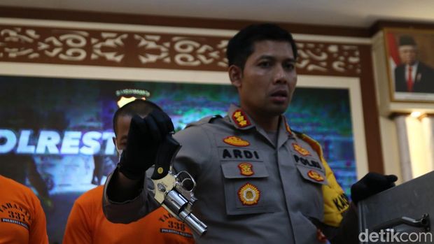Rilis kasus penipuan modus penggandaan uang di Sleman, Rabu (25/9/2024). Masih ada empat pelaku yang diburu termasuk 1 pecatan TNI.
