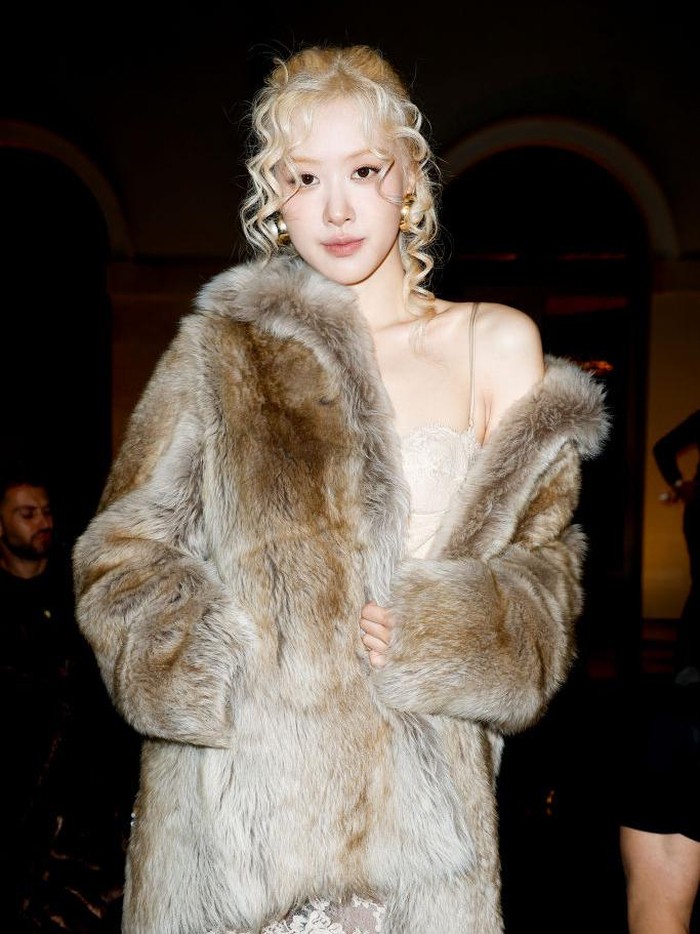 Rose BLACKPINK di Paris Fashion Week 2024 Rosé at Saint Laurent RTW Spring 2025 as part of Paris Ready to Wear Fashion Week on September 24, 2024 in Paris, France. (Photo by Aitor Rosas Sune/WWD via Getty Images)
