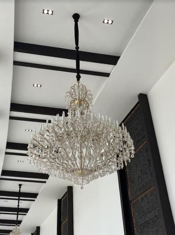 Salah satu lampu kristal gantung di Istana Negara IKN (Eva/detikcom)