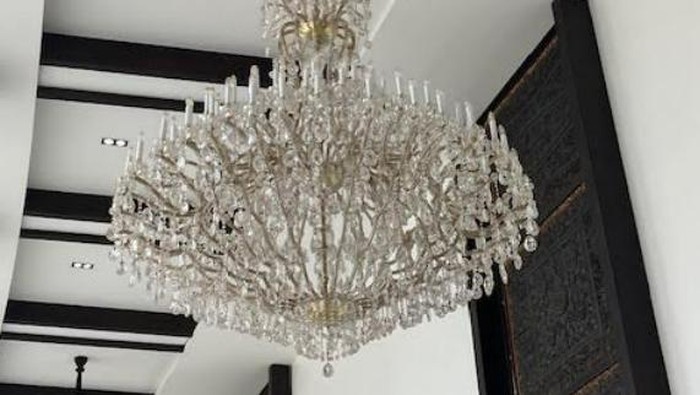 Salah satu lampu kristal gantung di Istana Negara IKN (Eva/detikcom)