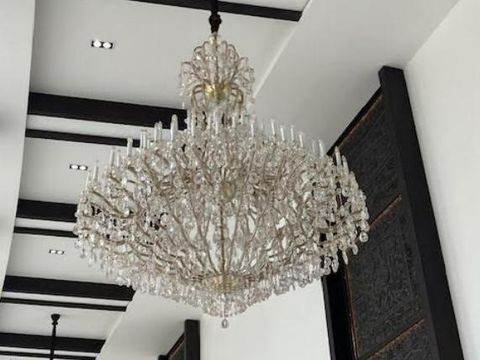 Salah satu lampu kristal gantung di Istana Negara IKN (Eva/detikcom)