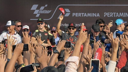 Sejumlah pebalap MotoGP melambaikan tangannya saat mengikuti parade pembalap MotoGP di Jalan Udayana, Mataram, NTB, Rabu (25/9/2024). Parade yang diikuti 12 pembalap nasional dan internasional di antaranya Marc Marquez, Jorge Martin, Pedro Acosta, Enea Bastianini, Alex Rins, Fabio Di Giannantonio, Marco Bezzecchi, Jack Miller, Aleix Espargaro, Raul Fernandez, Luca Marini dan Mario Suryo Aji tersebut digelar untuk memeriahkan Pertamina Grand Prix Of Indonesia 2024 seri ke-15 yang akan diselenggarakan di Sirkuit Mandalika pada 27 hingga 29 September 2024. ANTARA FOTO/Ahmad Subaidi/rwa.