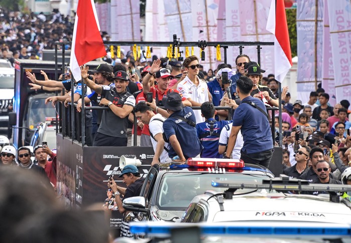 Sejumlah pebalap MotoGP melambaikan tangannya saat mengikuti parade pembalap MotoGP di Jalan Udayana, Mataram, NTB, Rabu (25/9/2024). Parade yang diikuti 12 pembalap nasional dan internasional di antaranya Marc Marquez, Jorge Martin, Pedro Acosta, Enea Bastianini, Alex Rins, Fabio Di Giannantonio, Marco Bezzecchi, Jack Miller, Aleix Espargaro, Raul Fernandez, Luca Marini dan Mario Suryo Aji tersebut digelar untuk memeriahkan Pertamina Grand Prix Of Indonesia 2024 seri ke-15 yang akan diselenggarakan di Sirkuit Mandalika pada 27 hingga 29 September 2024. ANTARA FOTO/Ahmad Subaidi/rwa.