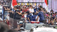 Sejumlah pebalap MotoGP melambaikan tangannya saat mengikuti parade pebalap MotoGP di Jalan Udayana, Mataram, NTB, Rabu (25/9/2024).