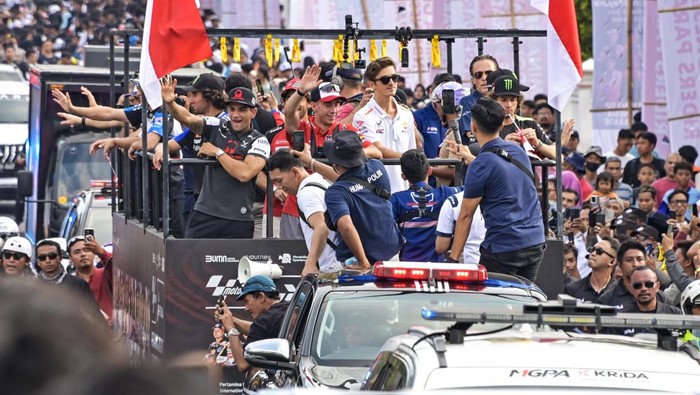 Sejumlah pebalap MotoGP melambaikan tangannya saat mengikuti parade pembalap MotoGP di Jalan Udayana, Mataram, NTB, Rabu (25/9/2024). Parade yang diikuti 12 pembalap nasional dan internasional di antaranya Marc Marquez, Jorge Martin, Pedro Acosta, Enea Bastianini, Alex Rins, Fabio Di Giannantonio, Marco Bezzecchi, Jack Miller, Aleix Espargaro, Raul Fernandez, Luca Marini dan Mario Suryo Aji tersebut digelar untuk memeriahkan Pertamina Grand Prix Of Indonesia 2024 seri ke-15 yang akan diselenggarakan di Sirkuit Mandalika pada 27 hingga 29 September 2024. ANTARA FOTO/Ahmad Subaidi/rwa.