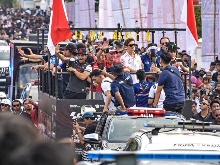 Semarak Parade Pebalap MotoGP di Lombok