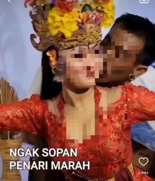 Seorang penari bumbung dilecehkan penonton.