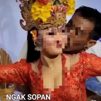 Seorang penari bumbung dilecehkan penonton.