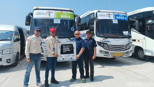 Seremonial pelepasan bus Damri pengangkut penonton MotoGP di Sirkuit Mandalika tahun 2024. (Edi Suryansyah/detikBali)