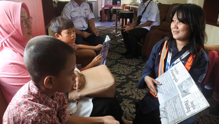 Serunya Anak-anak Membaca di Kereta Perpustakaan Sejumlah siswa membaca buku di kereta perpustakaan (Rail Library) di Stasiun Rambipuji, Jember, Jawa Timur, Rabu (25/9/2024). Kereta perpustakaan PT Kereta Api Indonesia (KAI) tersebut memberikan fasilitas perpustakaan dengan berbagai macam buku bacaan manual dan e-library dalam rangka HUT ke-79 PT KAI. ANTARA FOTO/Seno/YU