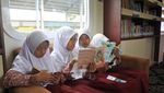 Serunya Anak-anak Membaca di Kereta Perpustakaan