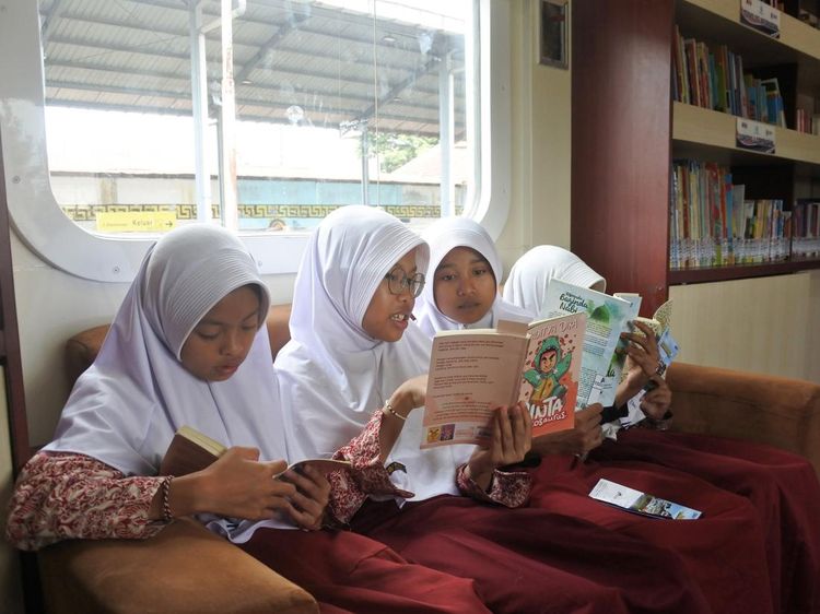 Serunya Anak-anak Membaca di Kereta Perpustakaan