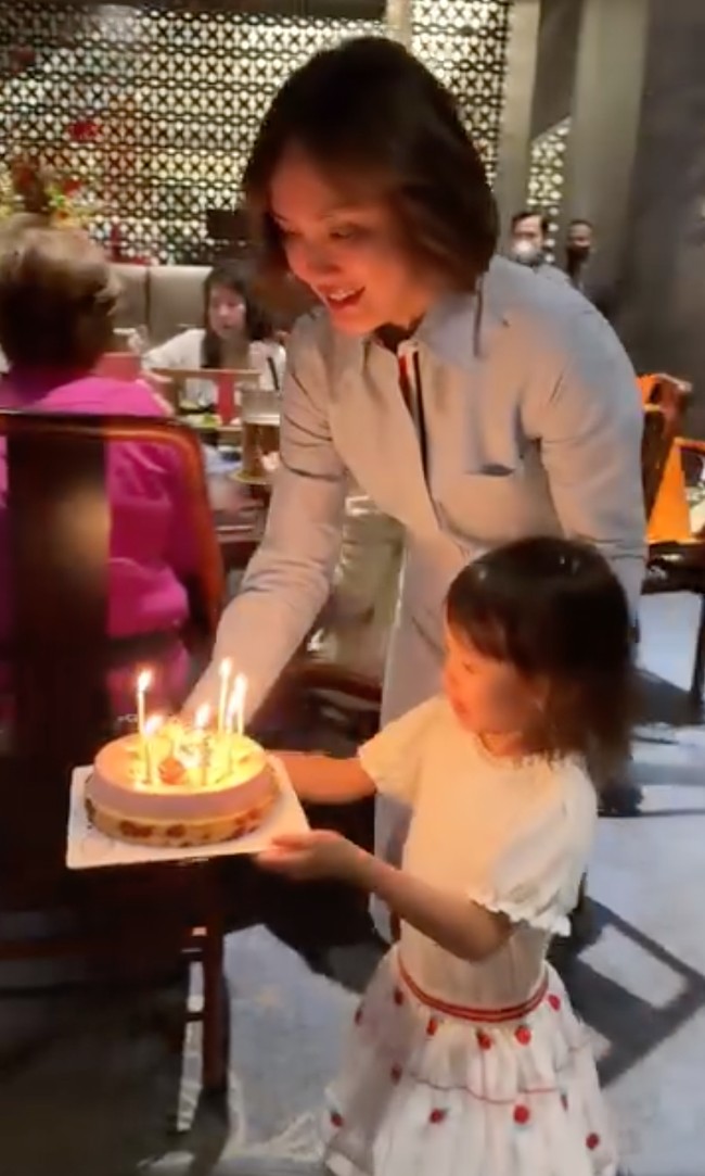 Dari unggahan yang dibagikan di akun Instagram milik Claire, Shandy yang mengenakan dress kemeja berwarna biru itu tampak membantu anaknya membawa kue kejutan ulang tahun untuk David. Foto: Instagram/@missclaireherbowo
