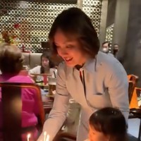 Dari unggahan yang dibagikan di akun Instagram milik Claire, Shandy yang mengenakan dress kemeja berwarna biru itu tampak membantu anaknya membawa kue kejutan ulang tahun untuk David. Foto: Instagram/@missclaireherbowo