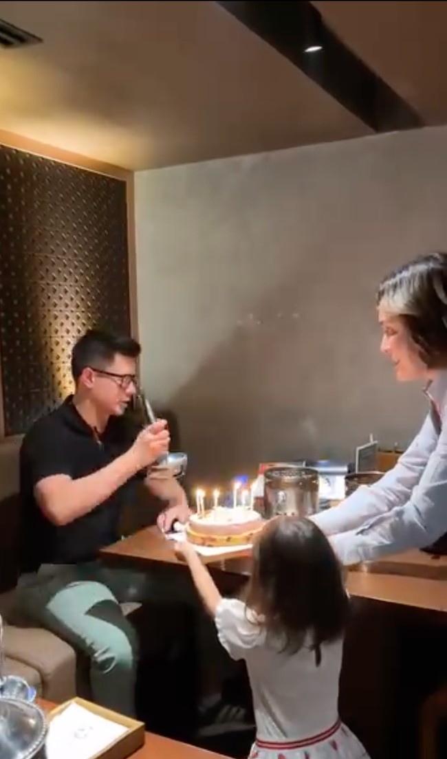 Shandy dan David diketahui telah resmi bercerai pada Rabu (12/7/23). Meski sudah tak lagi bersama namun keduanya masih terlihat akur.  Foto: Instagram/@missclaireherbowo