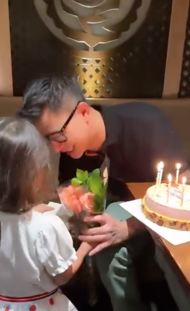 Tak hanya memberikan kue ulang tahun, Claire juga memberikan bunga mawar untuk ayahnya. Terlihat David yang begitu bahagia mendapat kejutan ulang tahun dari anak tercinta. Foto: Instagram/@missclaireherbowo