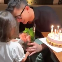Tak hanya memberikan kue ulang tahun, Claire juga memberikan bunga mawar untuk ayahnya. Terlihat David yang begitu bahagia mendapat kejutan ulang tahun dari anak tercinta. Foto: Instagram/@missclaireherbowo